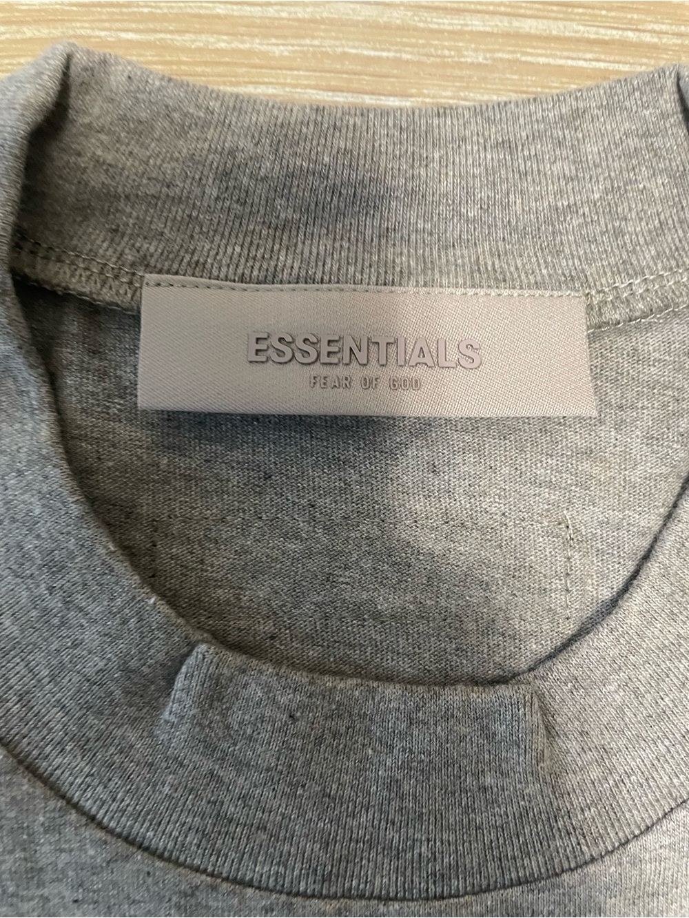 ESSENTIALS Fear of God Men's Dark Grey Logo T-Shirt - Picture 4 of 7